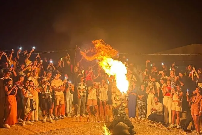 Spectacle de feu devant les voyageurs lors d'une soirée dans le désert d'Agafay
