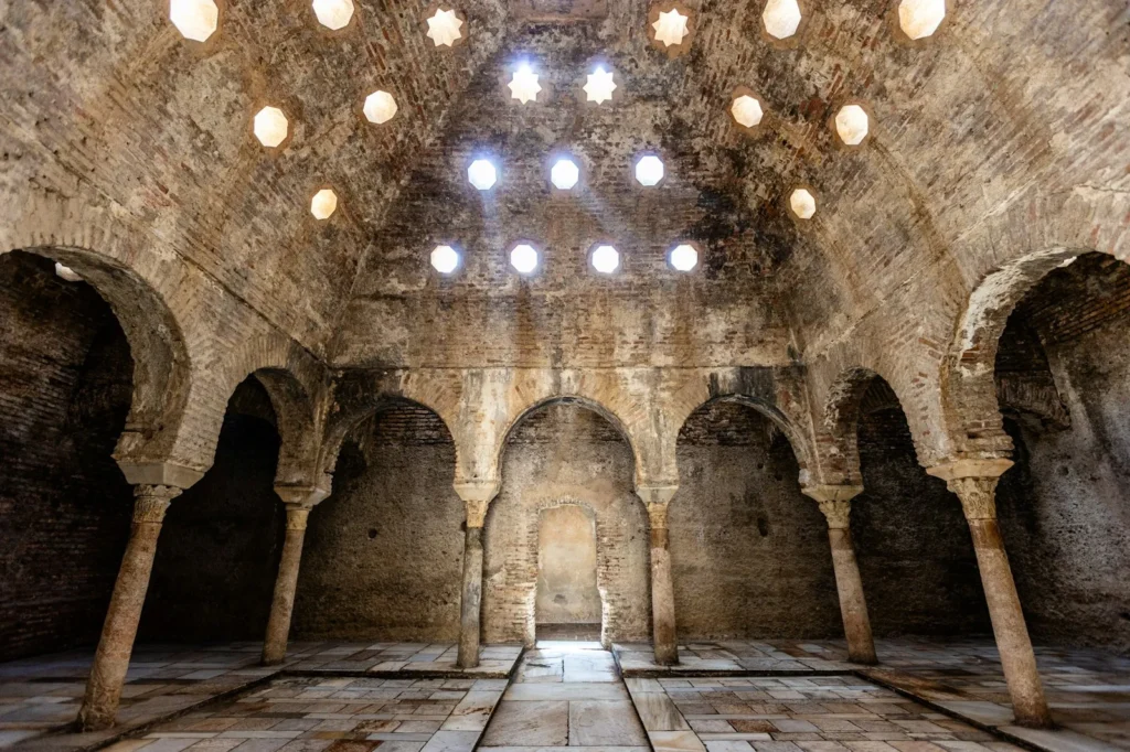 Salle voûtée d'un bain traditionnel éclairée par des lucarnes en étoile