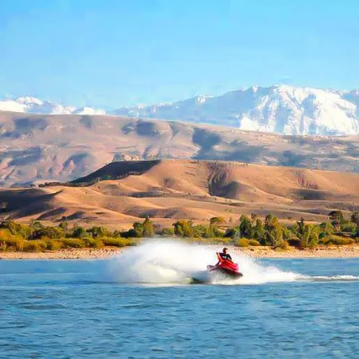 Jet ski sur le lac près de Marrakech