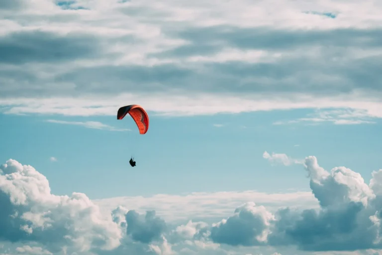 Parapente en vol dans un ciel nuageux